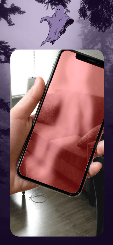 Camera Ghost Radar Game - Una mano sosteniendo un iPhone que muestra la pantalla del detector de fantasmas de realidad aumentada con un filtro rojo espeluznante en una sala de estar