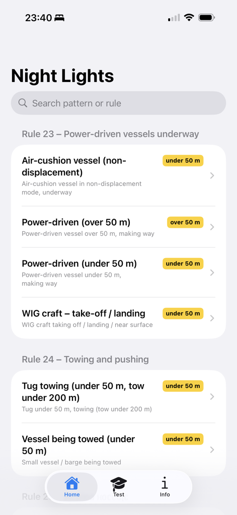 Maritime Master - Nav Lights - Interfaz de la aplicación Maritime Master mostrando una lista buscable de reglas de luces de navegación de embarcaciones.