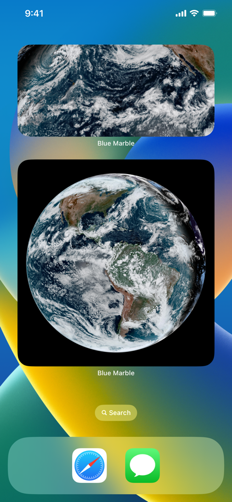 Blue Marble – Satellite Widget - 아이폰 홈 화면에서 지구의 실시간 위성 이미지를 보여주는 두 개의 iOS 위젯.