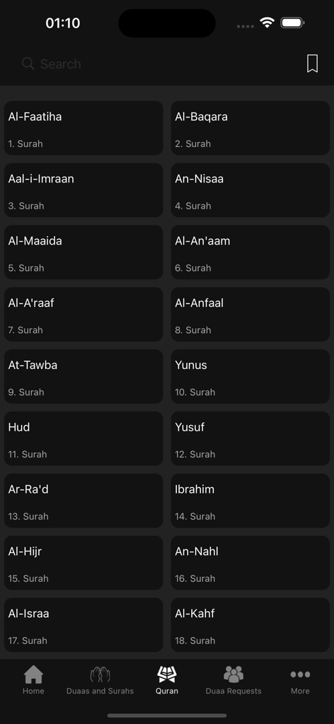 Duaas and Surahs - Quran-Bereich der Duaas und Suren App, der eine Liste von Suren im dunklen Modus anzeigt