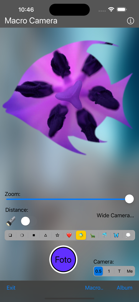 Macro-Camera - Interfaz de la aplicación Macro Camera capturando una flor morada usando un marco con forma de pez