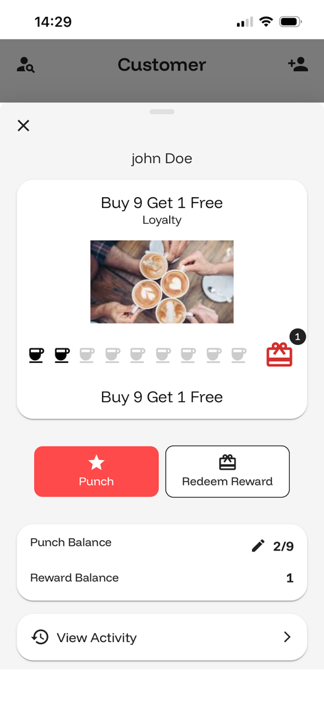 Uma interface de cartão de fidelidade digital para uma cafeteria mostrando um programa de recompensa de compre 9 ganhe 1 grátis e o saldo atual de carimbos.