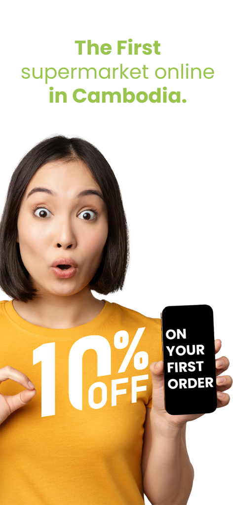 Une femme tenant un smartphone montrant une réduction de 10 % sur la première commande pour le supermarché en ligne Delishop Asia au Cambodge