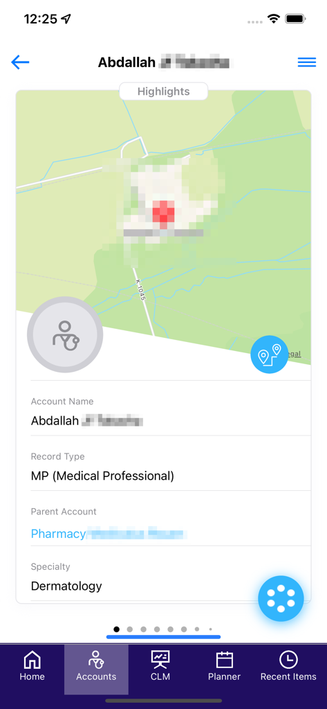 Vista de la aplicación móvil del perfil de cuenta de un profesional médico en IQVIA OCE que muestra la ubicación en el mapa y la especialidad en dermatología.