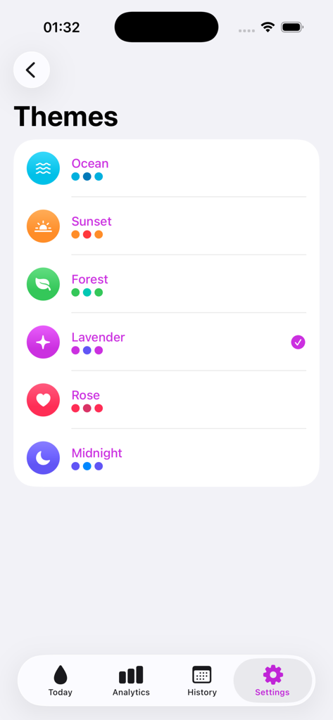 Drink Water Hydration Log App - Una pantalla de menú de la app Drink Water que muestra varios temas de color como Océano, Atardecer, Bosque y Lavanda, con el tema Lavanda seleccionado.