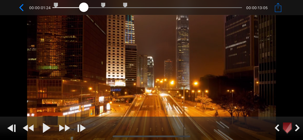 CinePlay - Interface do aplicativo CinePlay mostrando um vídeo urbano noturno com timecode preciso de quadro e marcadores de reprodução