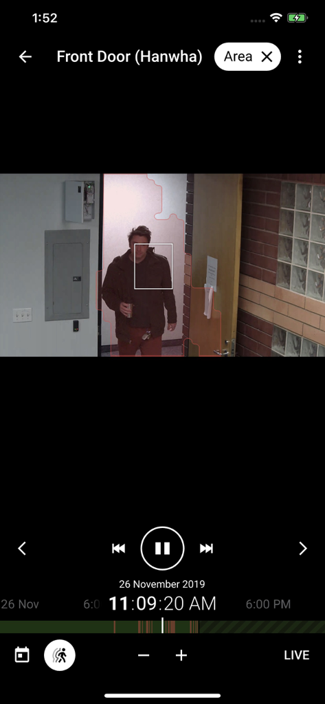 Nx Witness Mobile - Nx Witness Mobile-Oberfläche mit intelligenter Bewegungssuche und Videowiedergabe einer Person, die eine Haustür betritt