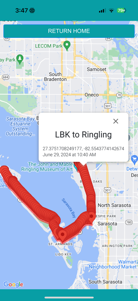 Kartenansicht in der Bread Crumbs Trails App, die einen Pfad aus roten Stecknadeln zeigt, beschriftet von LBK bis Ringling über der Sarasota Bay.