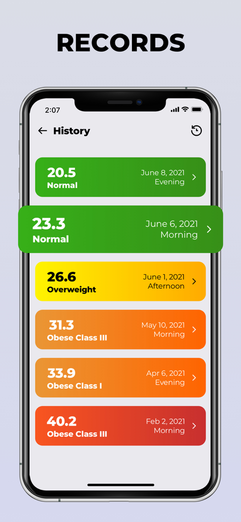 Pantalla de historial de la aplicación Calculadora de IMC que muestra registros de seguimiento de peso y categorías de salud codificadas por colores