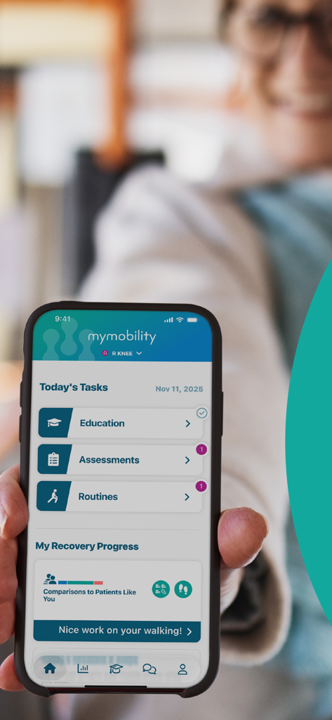 mymobility Patient App - Una persona sosteniendo un teléfono inteligente que muestra el panel de control de la aplicación mymobility con tareas de recuperación y seguimiento del progreso.