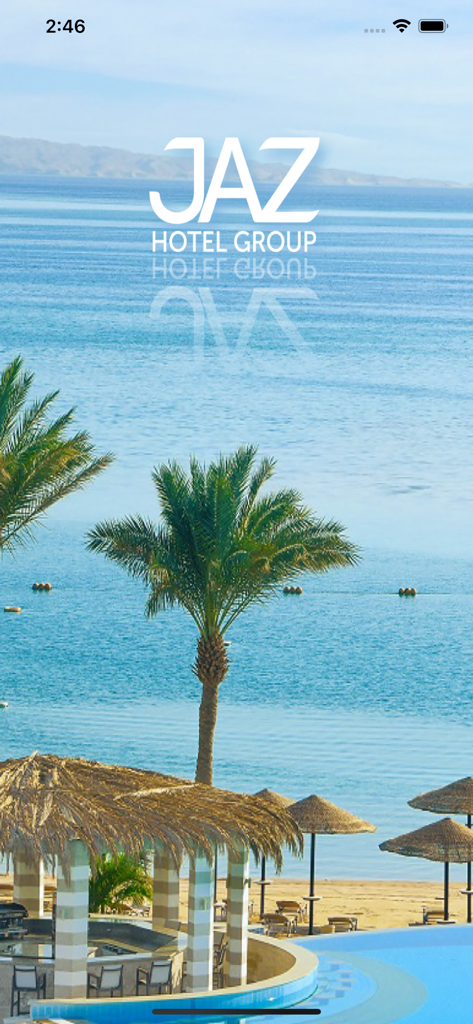 Tela inicial do aplicativo JAZ Hotel Group apresentando um resort de praia de luxo com palmeiras e o logotipo da marca sobre o mar