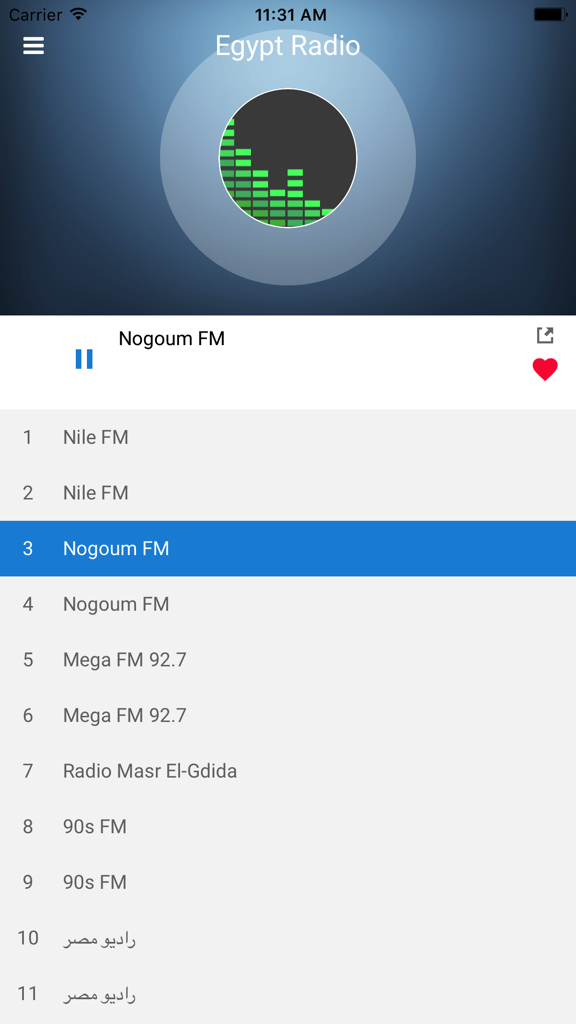 Interface de aplicativo móvel exibindo uma lista de estações de rádio egípcias com a Nogoum FM tocando no momento
