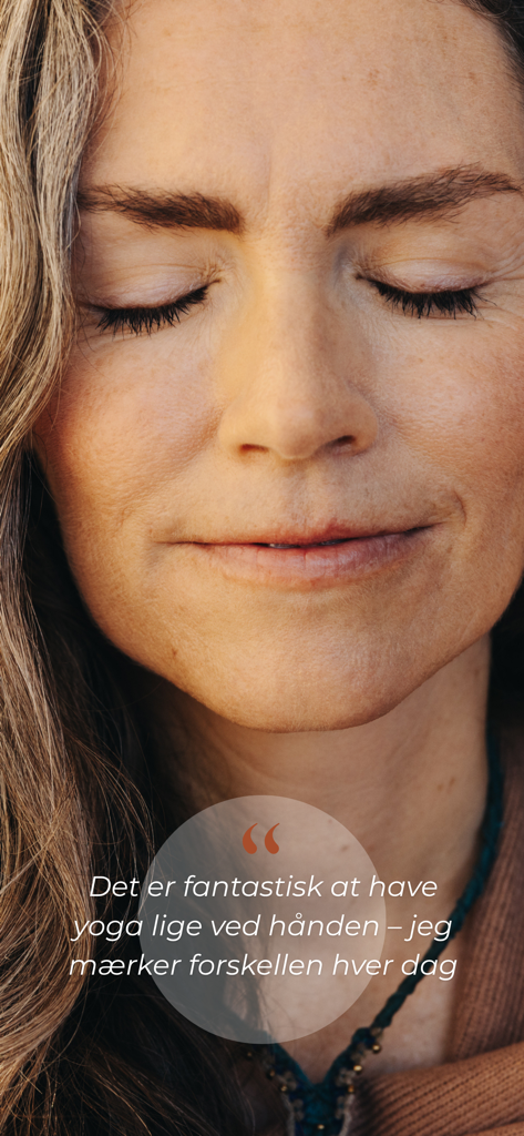 Yogavivo - Primer plano de una mujer serena con los ojos cerrados y una cita de la aplicación de yoga en danés