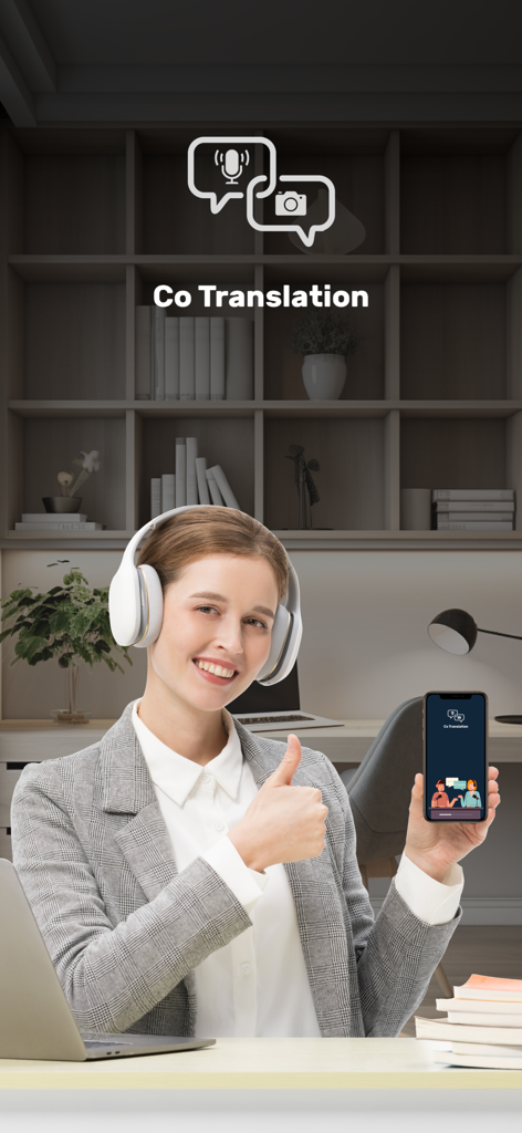 Uma mulher sorrindo em traje profissional segurando um smartphone exibindo o aplicativo Co Translation com ícones de voz e câmera acima dela.