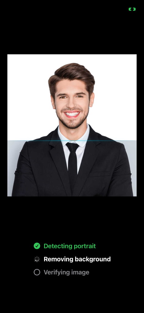 Oberfläche der Passport Photo King App, die die KI-Hintergrundentfernung auf einem Porträt zeigt.