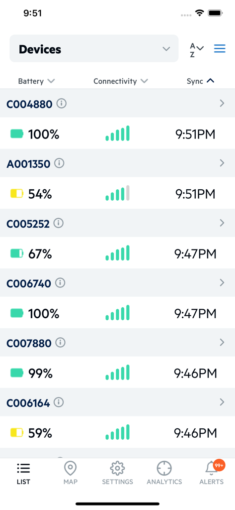 Écran de l'application Arable Mobile montrant les niveaux de batterie et le signal de connectivité de divers capteurs de terrain.