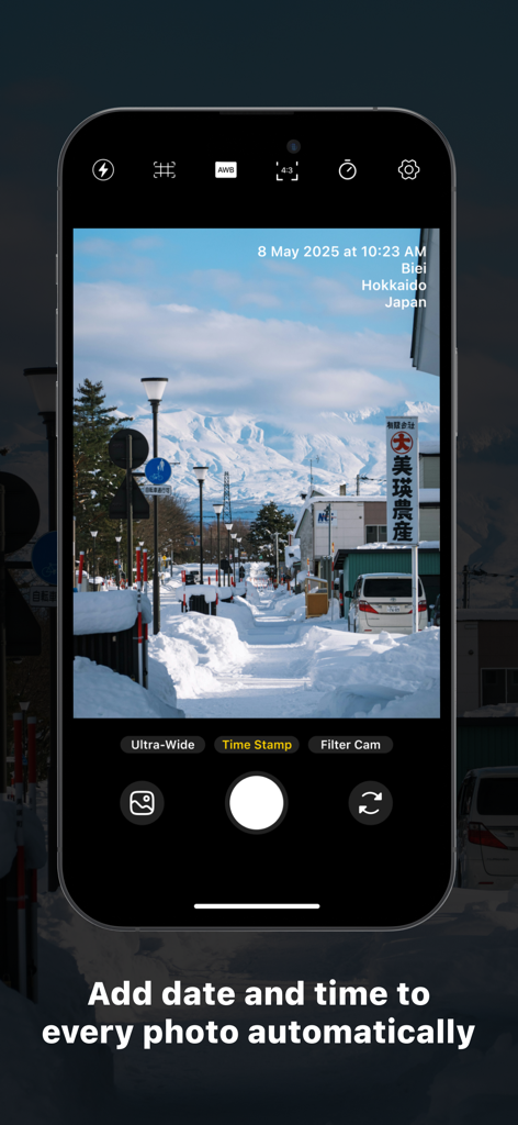 Interfaz de cámara de smartphone que muestra un paisaje nevado con una marca de agua automática de fecha y hora para documentación