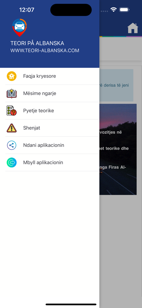 Seitennavigationsmenü der Teori Pa Albanska Mobile App mit Fahrtheorie-Studienkategorien auf Albanisch.