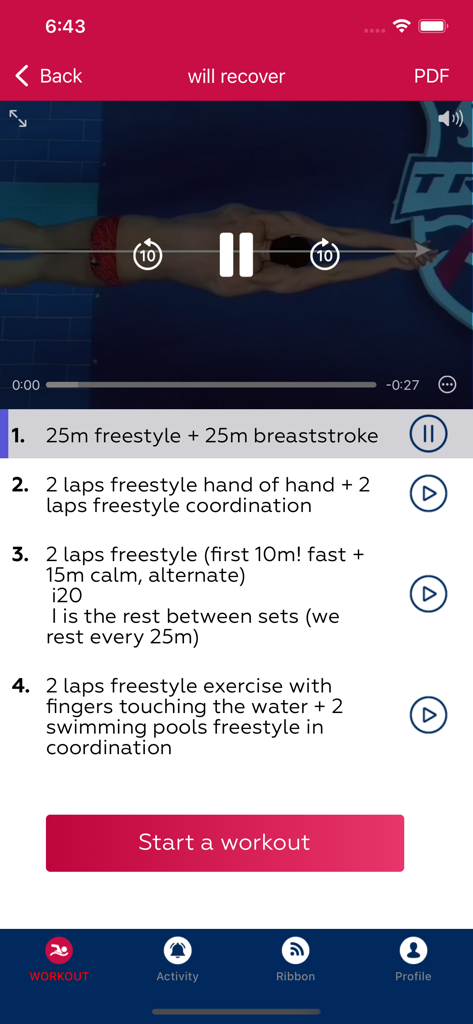 Pantalla de la aplicación SwimTraining que muestra una lista estructurada de ejercicios de natación y un video de demostración de técnica