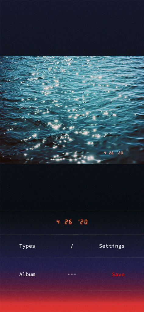 Filmlike Date Stamp - Interface de l'application Filmlike Date Stamp montrant une date numérique rétro orange sur une photo d'eau bleue scintillante