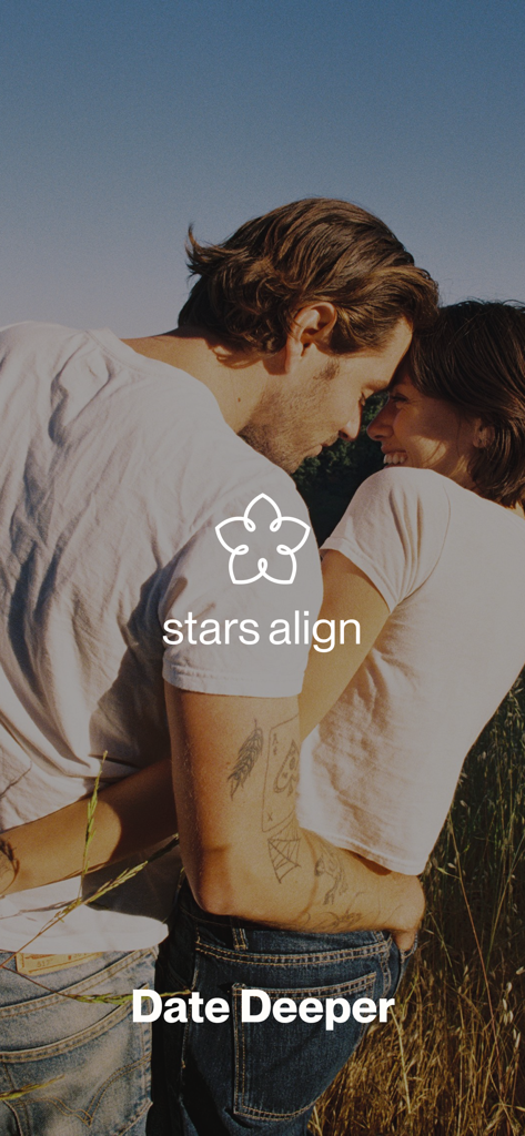 Stars Align - Una pareja sonriente abrazándose en un campo con el logo de Stars Align y el lema Date Deeper (Cita más profundo).