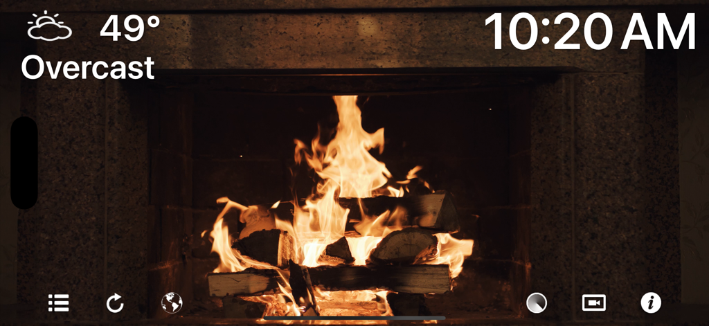 Escena de chimenea acogedora con widgets de clima y hora en la aplicación Serenity 4K