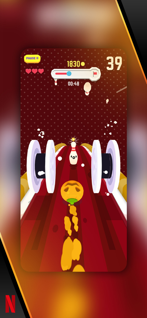 Bowling Ballers - 볼링 볼러스 모바일 게임에서 볼링핀을 향해 트랙을 따라 굴러가는 호박 테마 볼링공