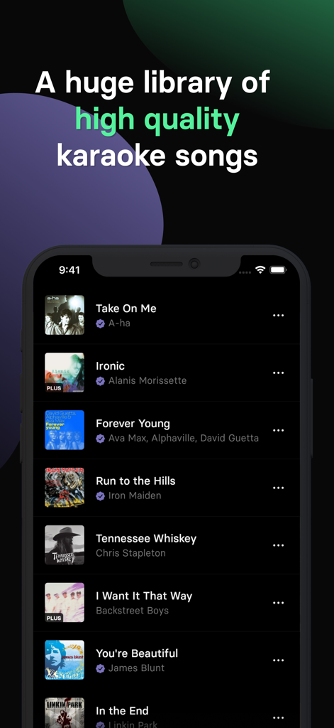 スマートフォン画面に、Iron MaidenやAlanis Morissetteのトラックを含む、Singaアプリの高品質カラオケソングのリストが表示されています。