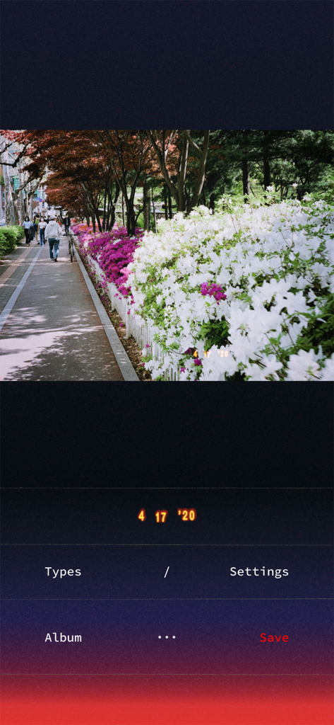 Filmlike Date Stamp - Une photo nostalgique d'un chemin avec des fleurs ornée d'un tampon de date numérique orange.