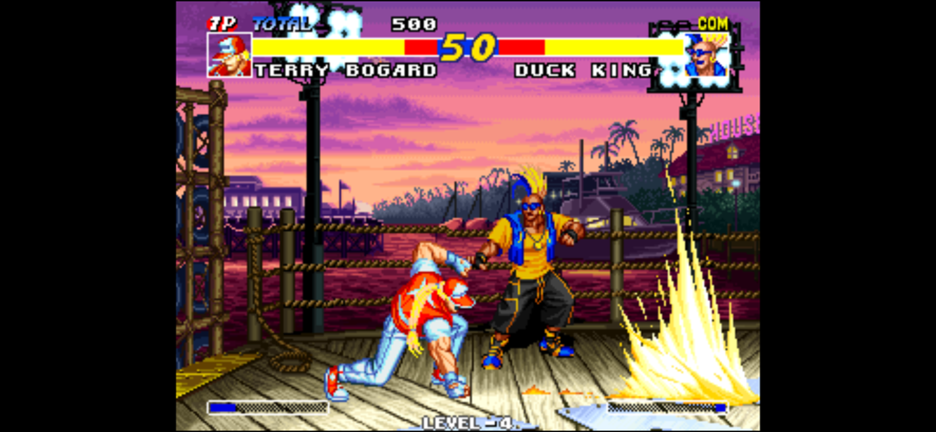 REAL BOUT FATAL FURY - Terry Bogard contra Duck King lutando em um píer ao pôr do sol em Real Bout Fatal Fury
