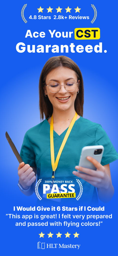 Surgical Technologist Mastery - Une étudiante en technique chirurgicale souriante en blouse utilisant l'application Maîtrise CST sur son smartphone