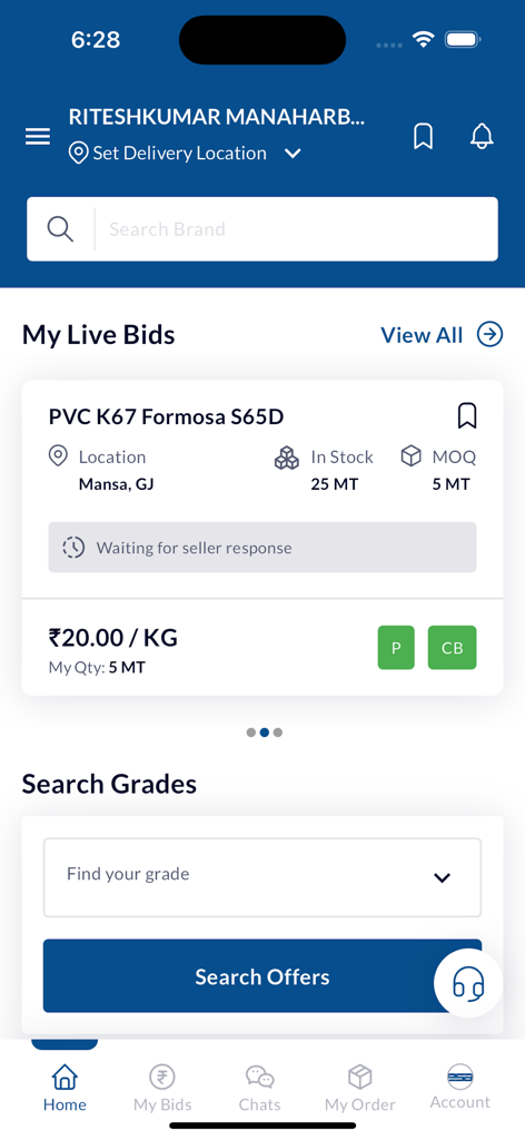 Pantalla de inicio de la BSB Polymer Trading App mostrando ofertas en vivo para resina de PVC y una función de búsqueda de grados de material.