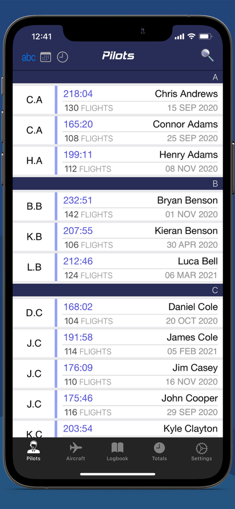 Interface showing a directory of pilots with their total flight hours and flight counts