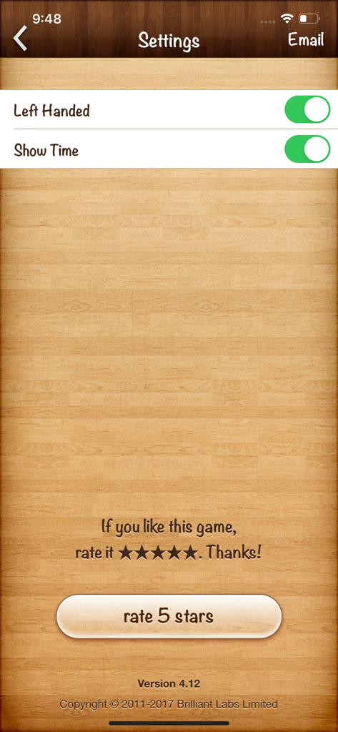 Einstellungsbildschirm für Solitaire Klondike mit Linkshänder-Modus und Optionen zum Anzeigen der Zeit