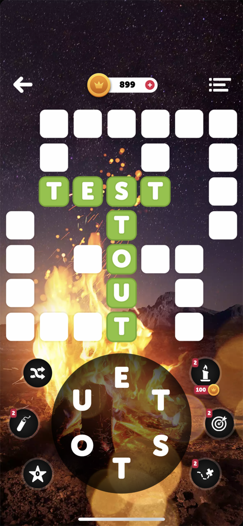 Kreuzworträtsel-Gameplay in Words of the World mit einem Lagerfeuer und einem sternenklaren Himmel als Hintergrund.