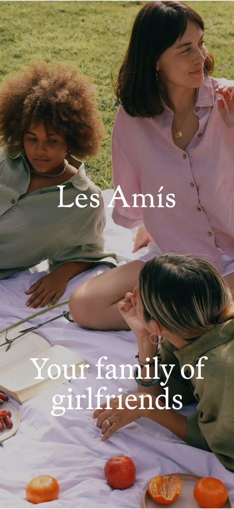 Les Amis: Connecting Women - Les Amisソーシャルコミュニティを表す、屋外でピクニックを楽しむ多様な女性たちのグループ。