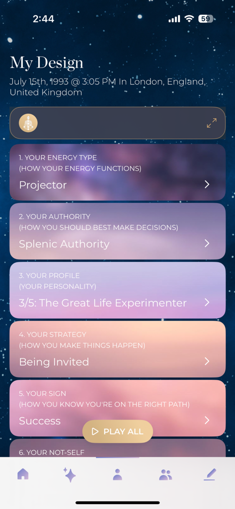 Una pantalla de aplicación móvil que muestra un gráfico de Diseño Humano personalizado con detalles sobre el tipo de energía, la autoridad y el perfil de personalidad.