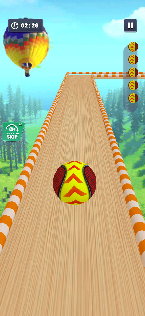 Rolling Sky: Balls Racing Game - 하늘 높이 있는 환경에서 나무 경로를 굴러가는 노란색과 빨간색 공