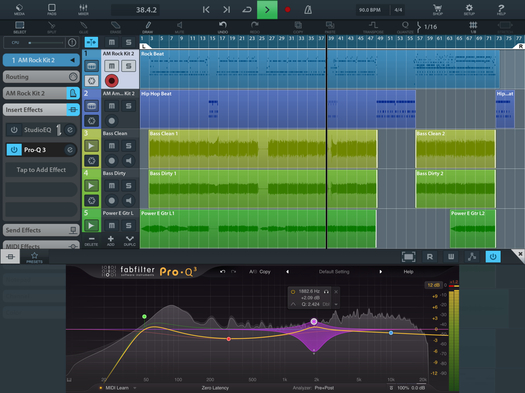 Die Equalizer-Plugin-Oberfläche von FabFilter Pro-Q 3 überlagert eine Mehrspur-Digital-Audio-Workstation auf einem iPad.