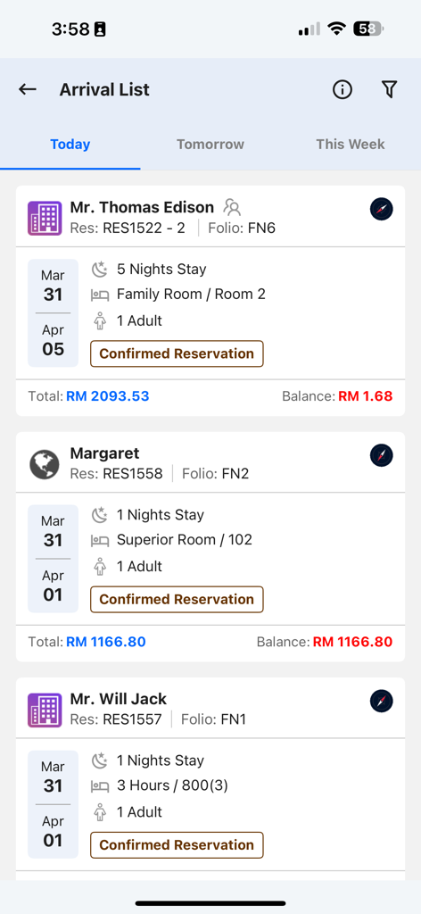 Hotel PMS and Channel Manager - Benutzeroberfläche einer Hotelmanagement-App, die eine Liste der Gästeankünfte mit Buchungsinformationen anzeigt.