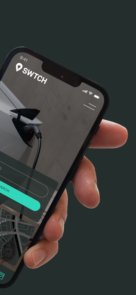 Mano sujetando un smartphone que muestra la interfaz de la aplicación de carga de VE SWTCH con una barra de búsqueda y un mapa