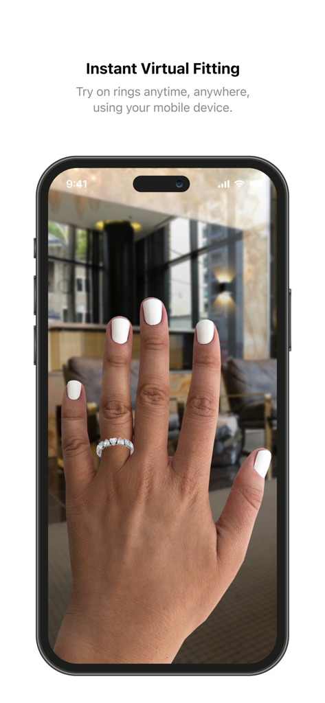 Un smartphone montrant un essayage virtuel en réalité augmentée d'une bague en diamant sur une main