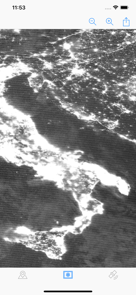 World Now - Schwarz-weiße NASA-Satellitenansicht von Italien bei Nacht mit Stadtlichtern.