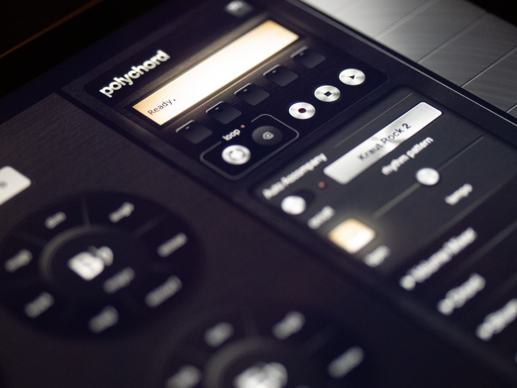 polychord - Vue rapprochée de l'interface de l'application iPad Polychord montrant les commandes de production musicale et les paramètres d'accompagnement automatique.