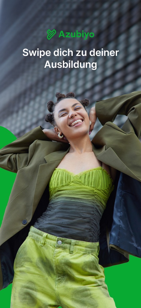 Azubiyo – Ausbildung per Swipe - Smiling young woman on the Azubiyo app landing page promoting apprenticeship search via swipe