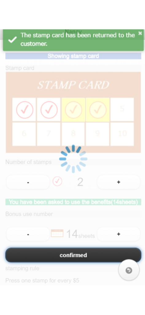 Staca - Una tarjeta de sellos digital en la pantalla de un smartphone que muestra cuatro sellos y un banner de confirmación del comerciante