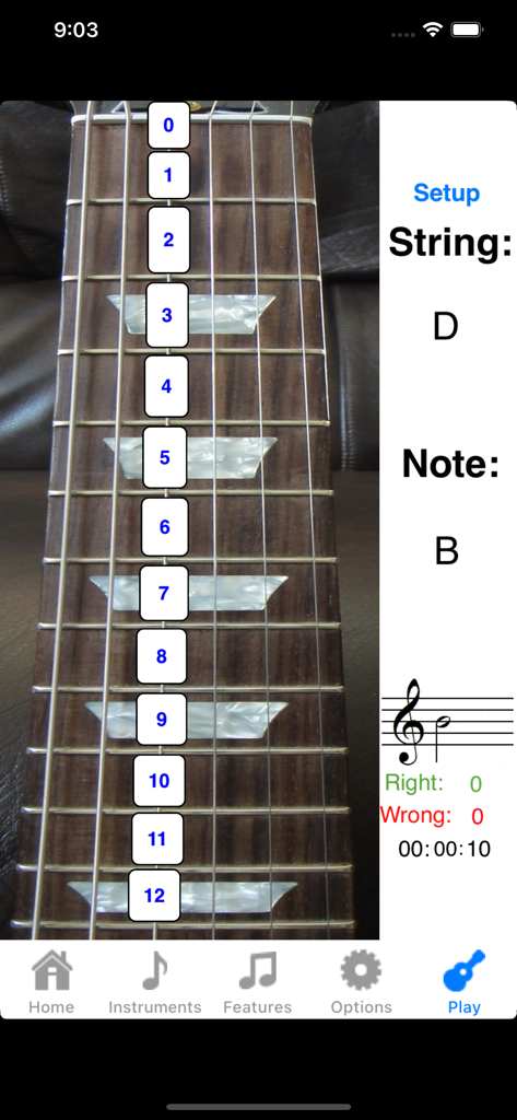 Super Guitar Fretboard Addict - Interface do aplicativo Super Guitar Fretboard Addict mostrando um exercício de identificação de notas no braço de uma guitarra
