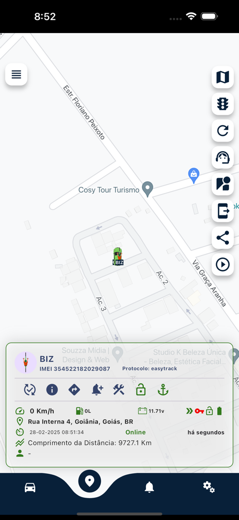 Echtzeit-GPS-Fahrzeugverfolgungskarte mit Standortdetails und Status in der Rastreio Plus App.