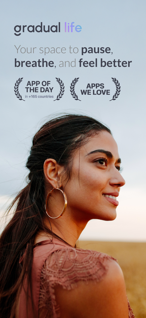 Gradual Life: Yoga, Meditation - Una mujer serena al aire libre en la pantalla de inicio de la aplicación Gradual Life con el lema Tu espacio para pausar, respirar y sentirte mejor.
