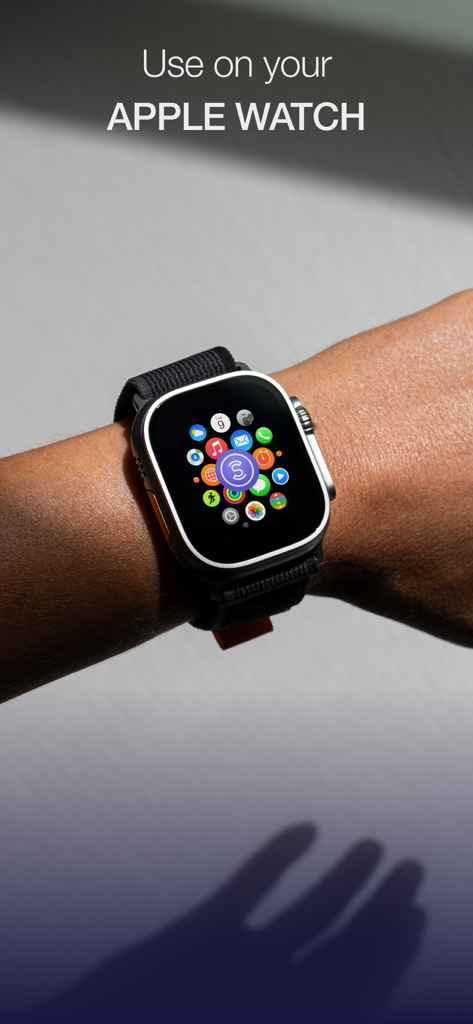 Sweatcoin Walking Step Counter - Una persona con un Apple Watch mostrando el icono de la aplicación Sweatcoin en su pantalla
